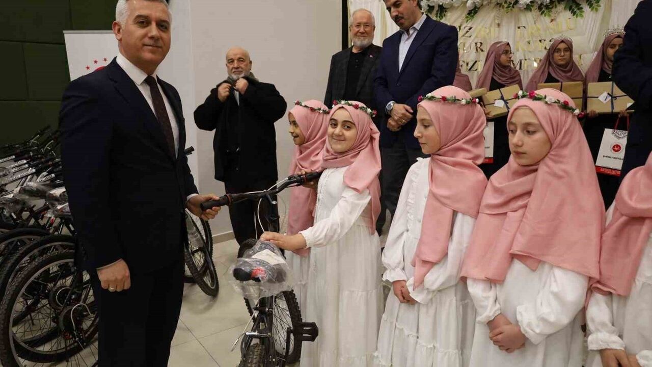 Gaziantep'te 16 öğrenci icazet merasiminde hafızlık belgelerini aldı