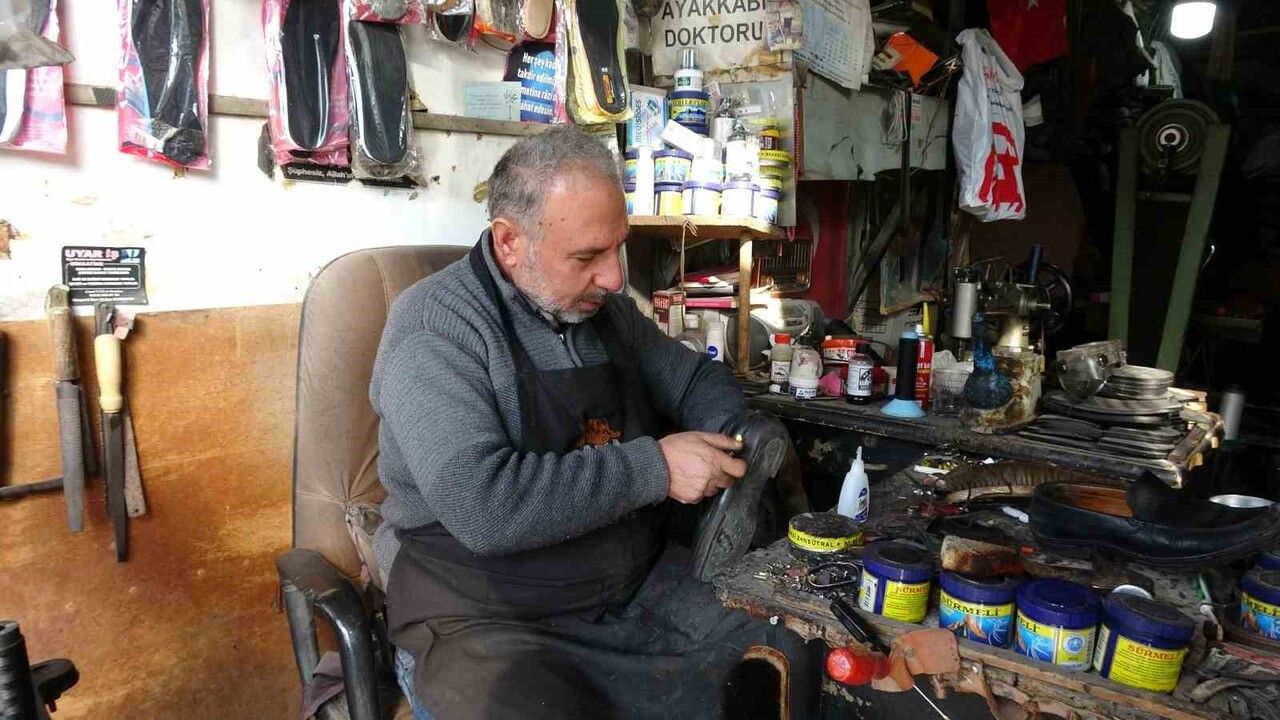 Gaziantep'te 30 Yıldır 5 Metrekarelik Dükkânda Ayakkabı Tamiri Yapan Cengiz Canbay