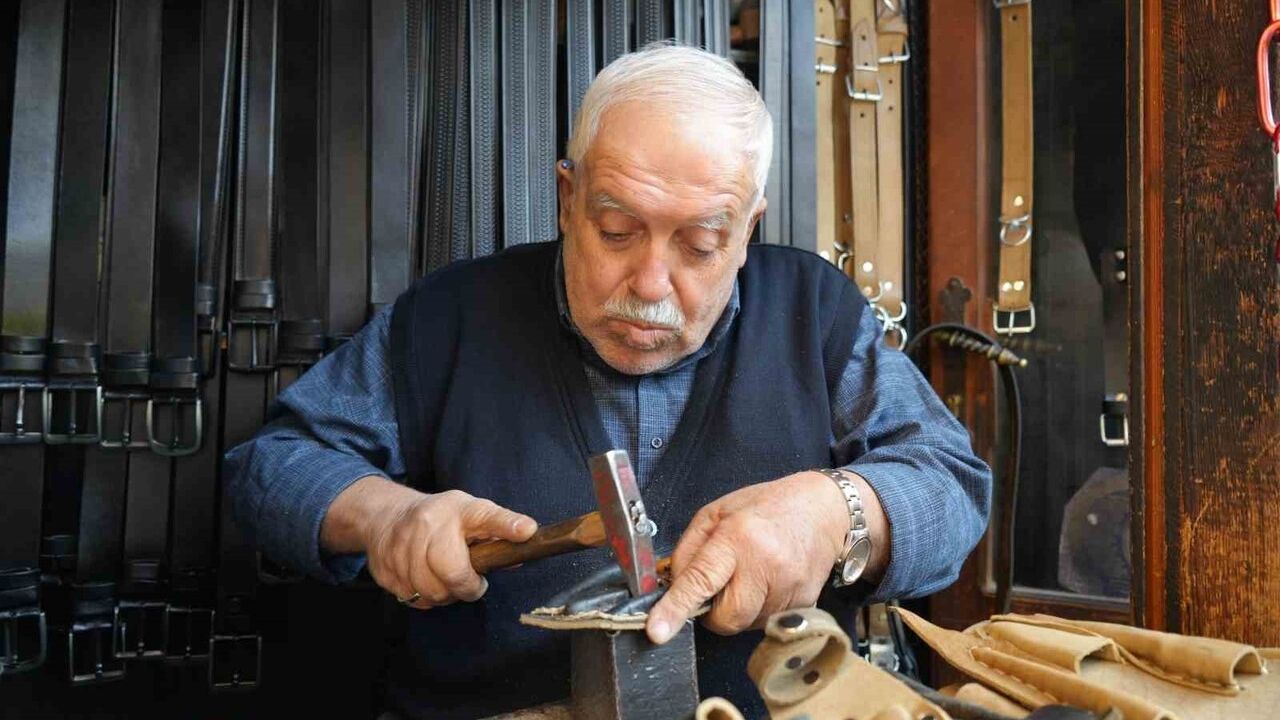 Gaziantep'te 48 yıllık saraciye ustası 2 metrekarelik dükkanda el işçiliğiyle üretim yapıyor