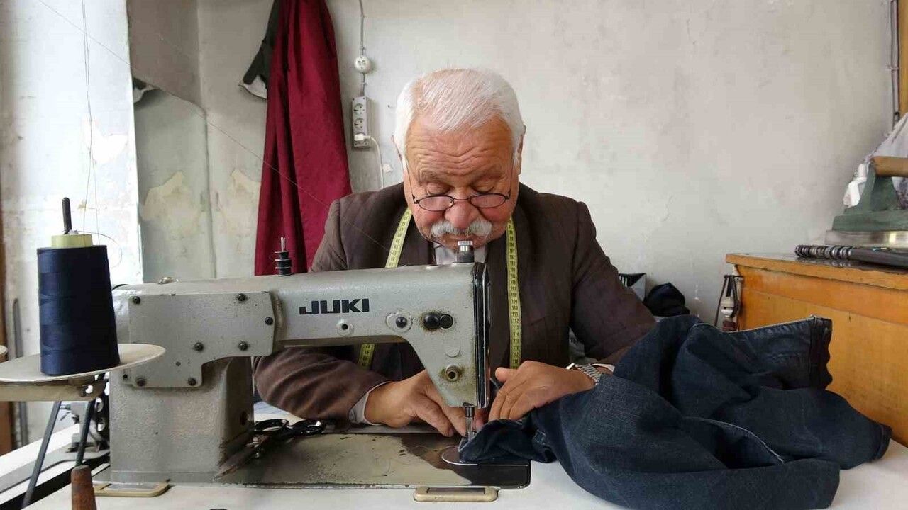 Gaziantep'te 55 yıllık terzi Nezir Canpolat, molalarda kitapla dinleniyor