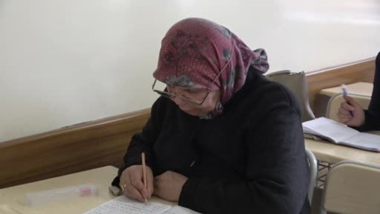 Gaziantep'te 65 yaşındaki Fatma Duran, 58 yıl sonra üç haftada okuma-yazma öğrendi
