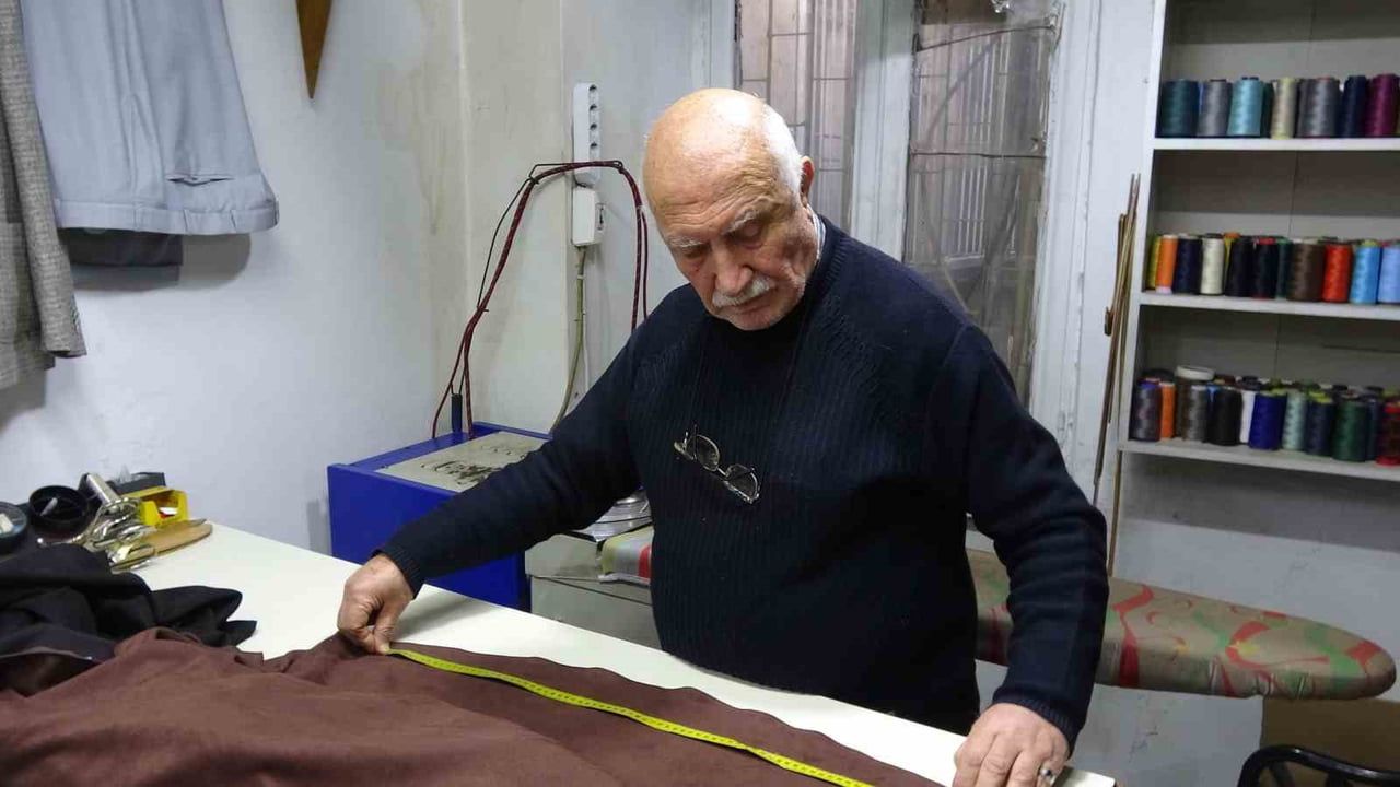 Gaziantep'te 71 yaşındaki terzi Müslüm Demirdöken: 55 yıldır iğne ipliğin başında