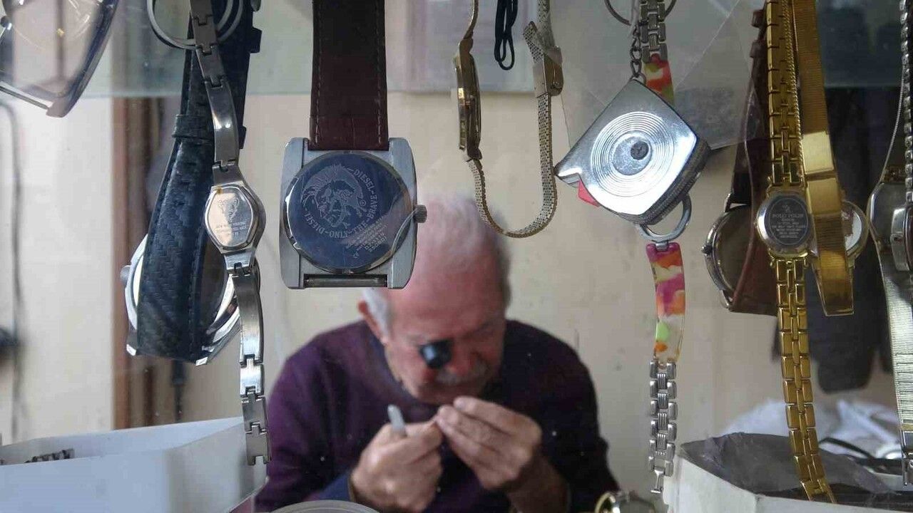 Gaziantep’te 76 yaşındaki saat ustası Hayri Çalışkan 61 yıldır mekanik saatleri tamir ediyor