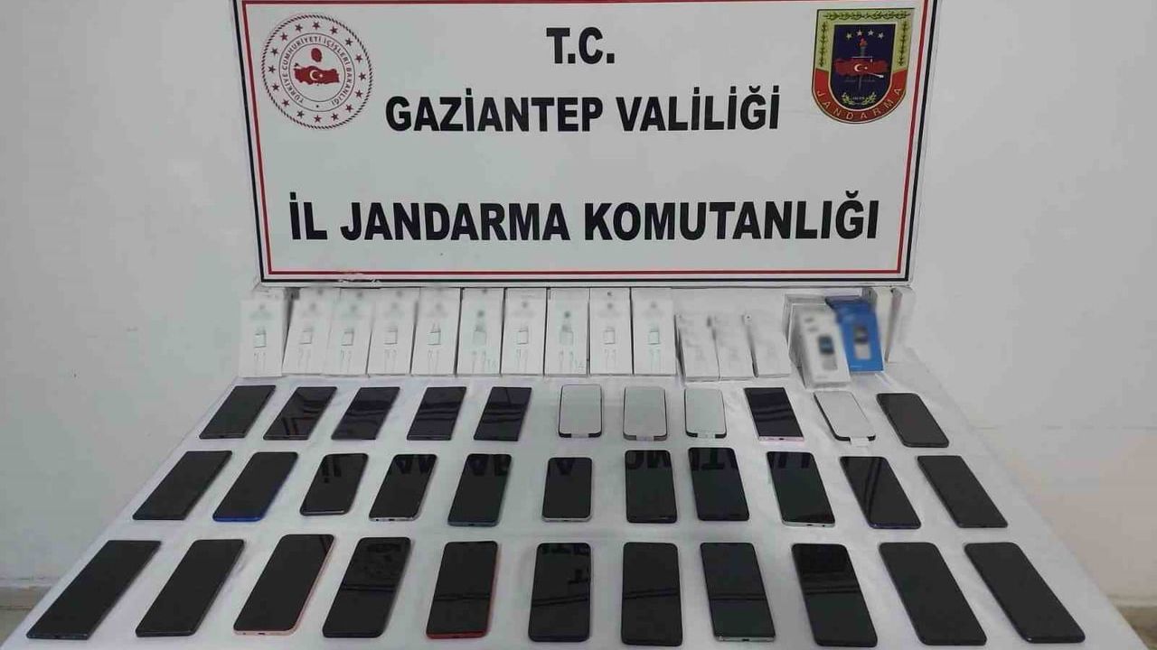 Gaziantep'te 800 bin TL değerinde gümrük kaçağı cep telefonu ve aksesuar ele geçirildi