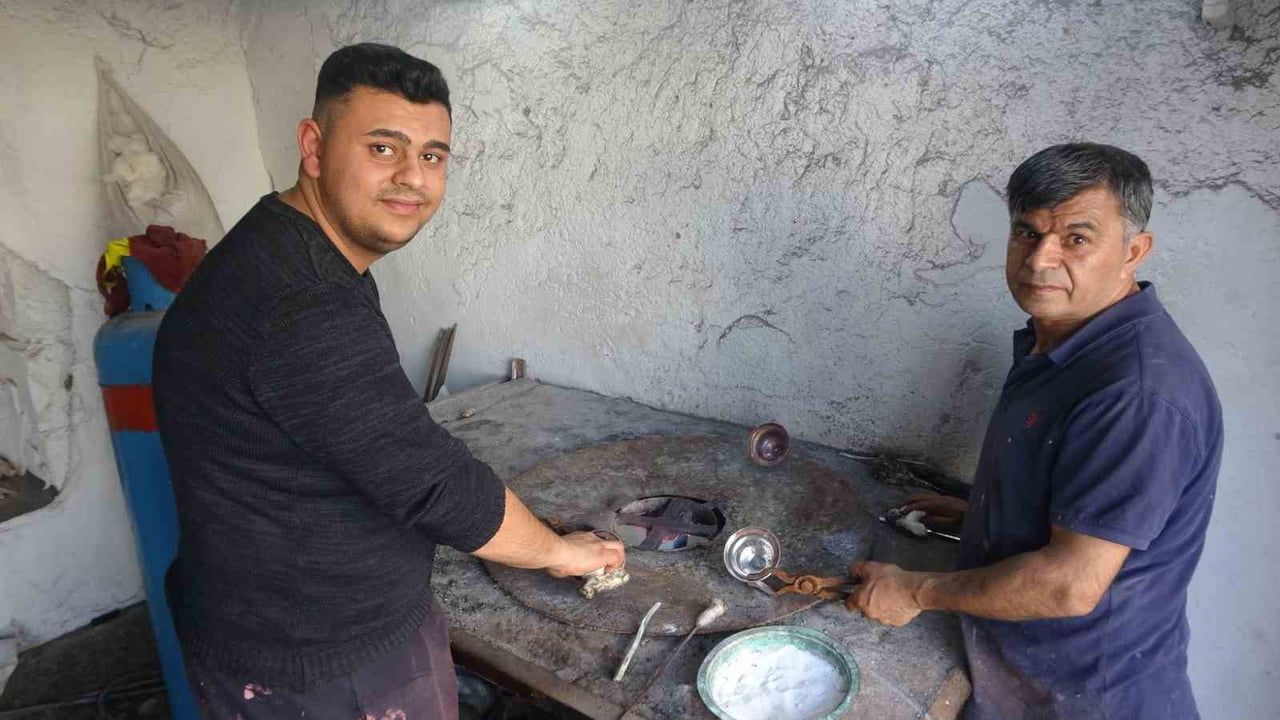 Gaziantep'te baba-oğul kaybolma tehlikesindeki kalaycılık mesleğini sürdürüyor