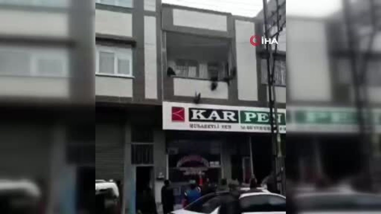 Gaziantep'te balkondaki demir parmaklıklara takılan 3 yaşındaki çocuk elektrik direğine tırmanan vatandaş tarafından kurtarıldı