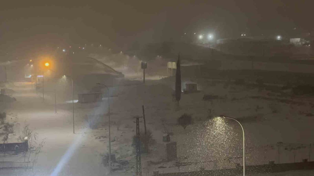 Gaziantep'te Beklenen Kar Yağışı Başladı: Belediyeler Teyakkuza Geçti