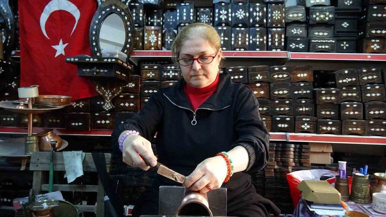 Gaziantep'te Emine Sibel Bakırcı, bakır işlemeciliğinde usta oldu