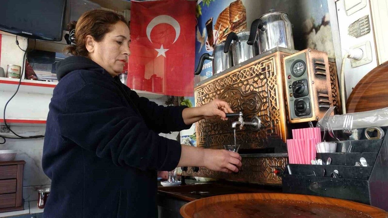 Gaziantep’te eşiyle birlikte çay ocağını yürüten Gülay Kaya: 5 yıldır çarşı esnafına hizmet