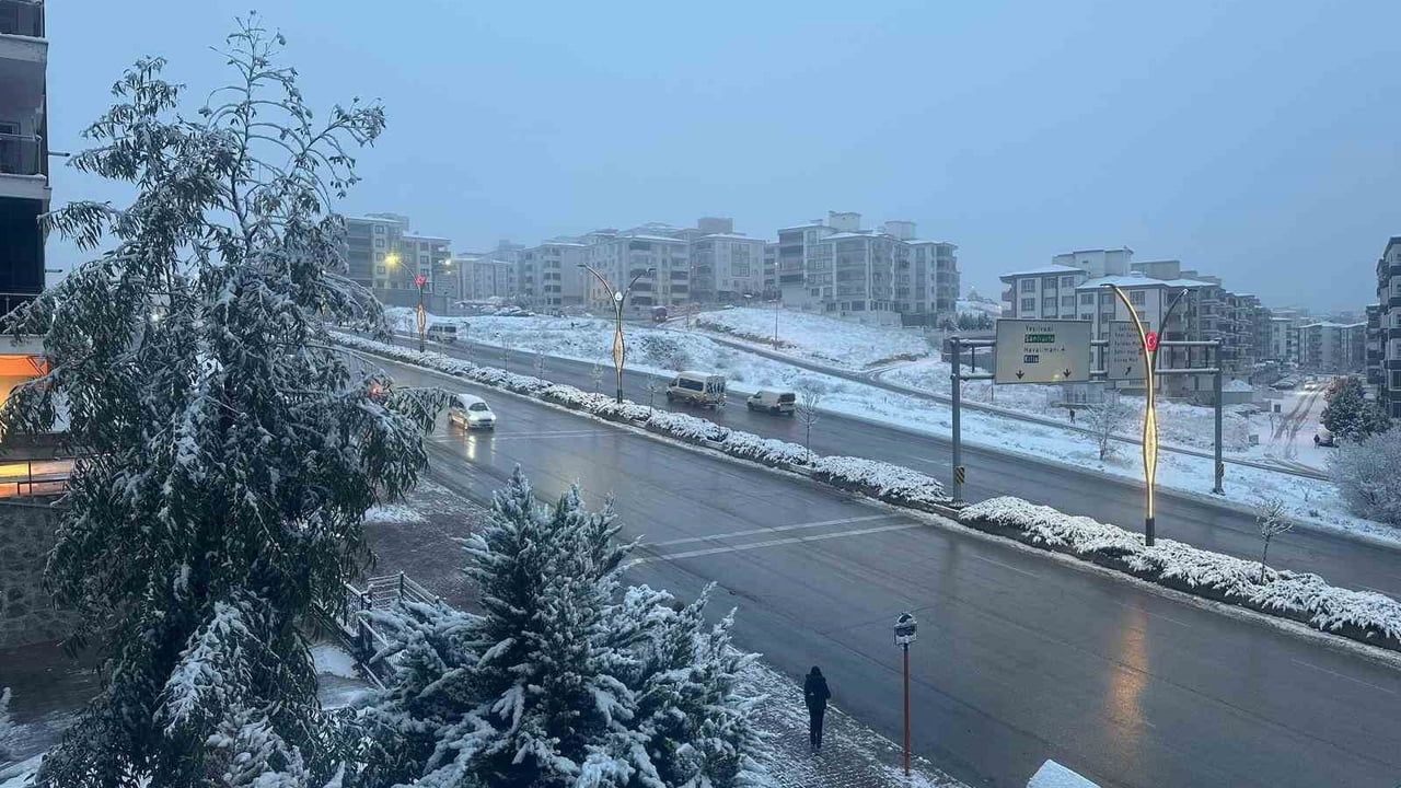 Gaziantep'te gece başlayan kar yağışı kenti beyaza bürüdü