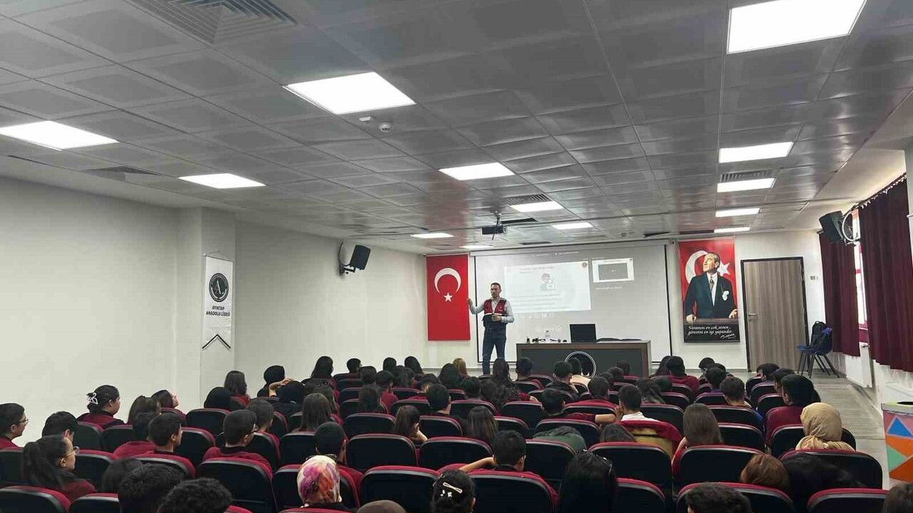 Gaziantep'te Jandarma 210 Öğrenciye Siber Güvenlik Eğitimi Verdi