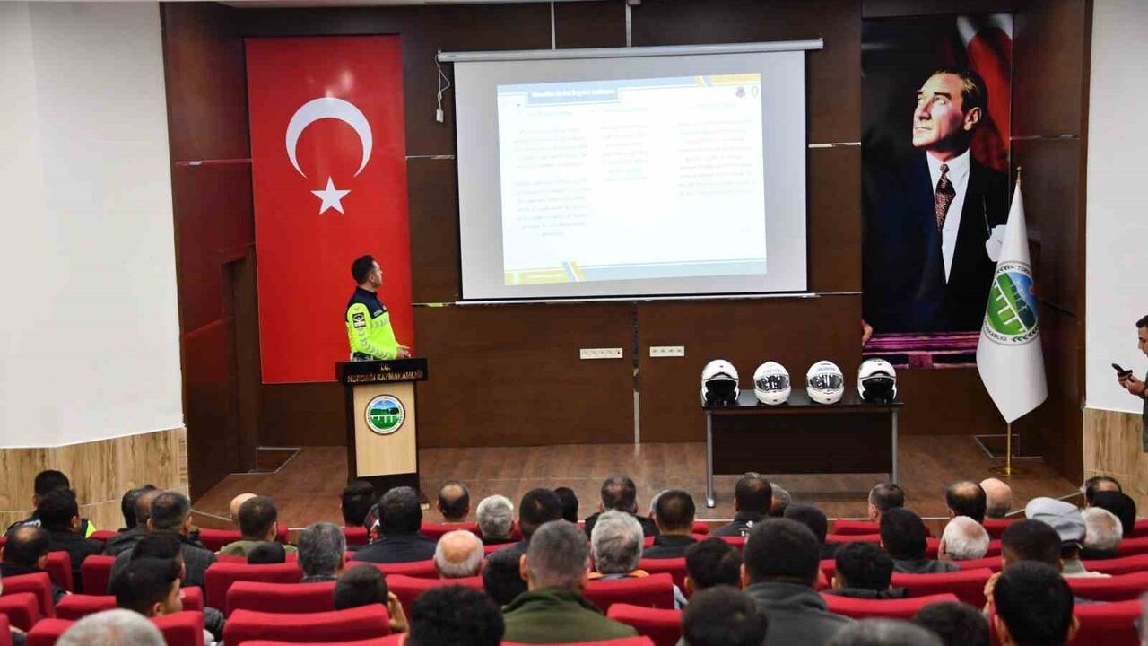 Gaziantep'te Jandarma, Nurdağı'nda 100 motosiklet sürücüsüne güvenli sürüş eğitimi ve kask dağıttı