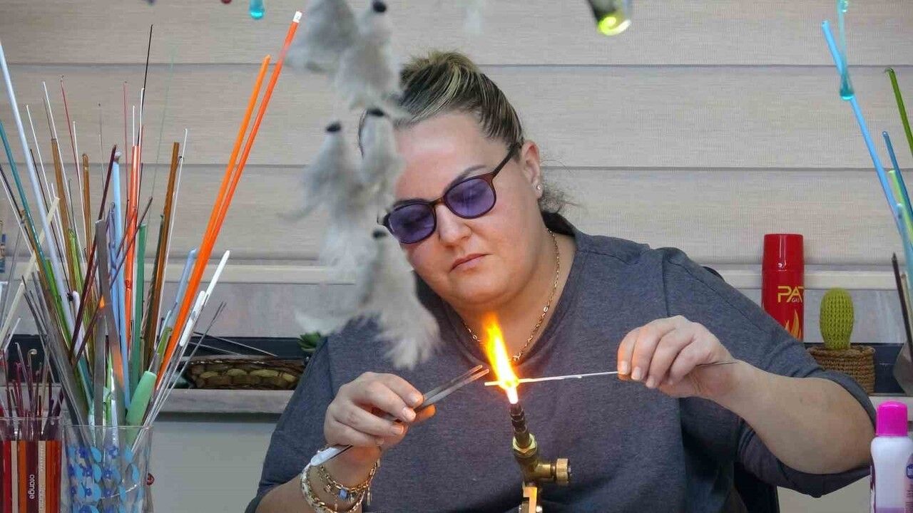 Gaziantep'te kadınlar 800 derece ateşte camı takı ve dekorasyona dönüştürüyor