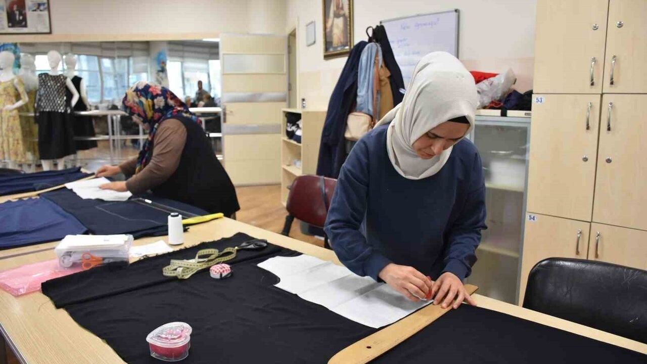Gaziantep'te kadınlar lösemili çocuklar için organik iplerle oyuncak bebek ve kıyafet üretti