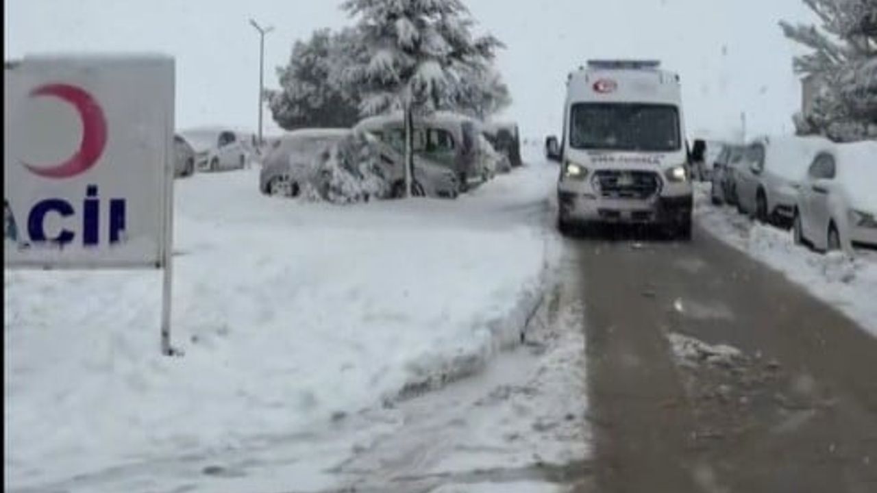 Gaziantep’te kar nedeniyle kırsalda mahsur kalan kolu kırık kadın, ekiplerin yol açma çalışmasıyla hastaneye ulaştırıldı