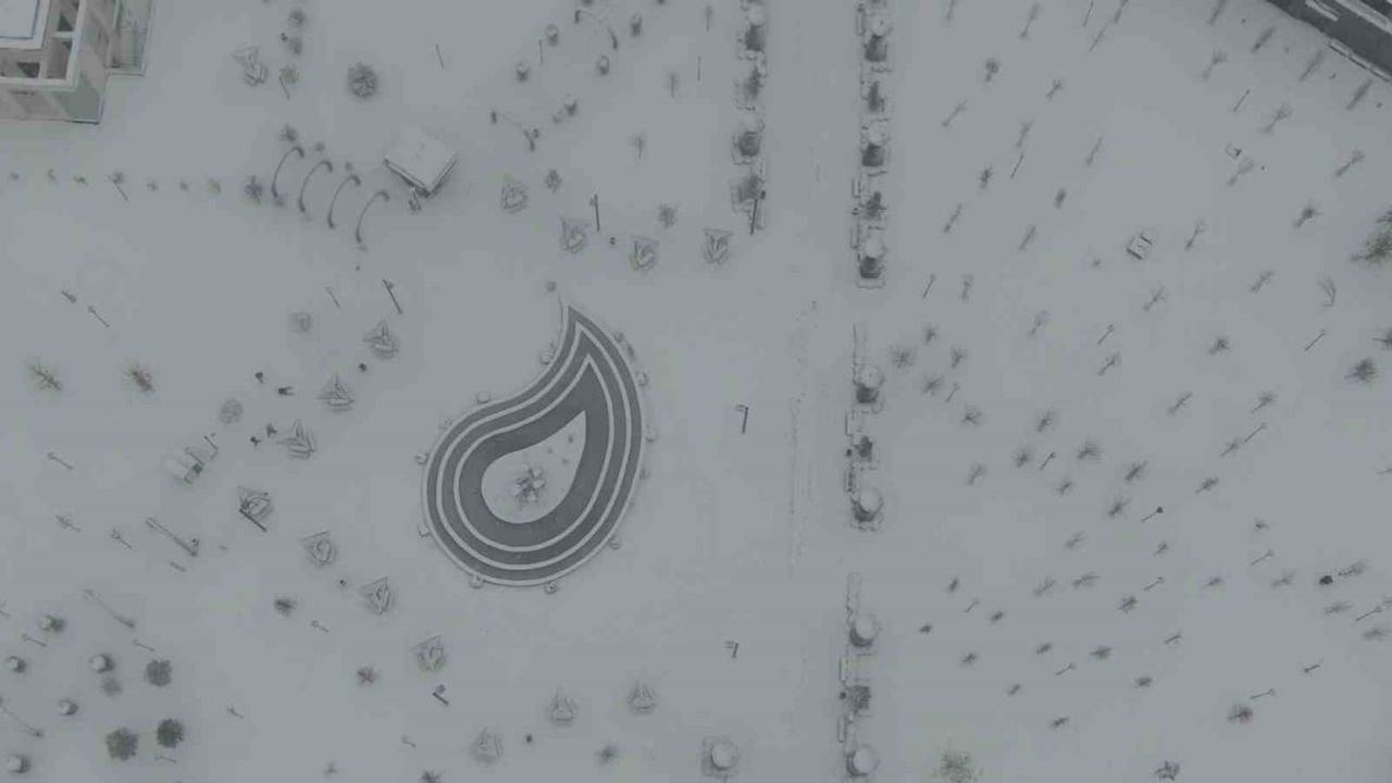 Gaziantep’te Karla Kaplanan Tarihi Mekanlar ve Kamil Ocak Millet Bahçesi Havadan Görüntülendi