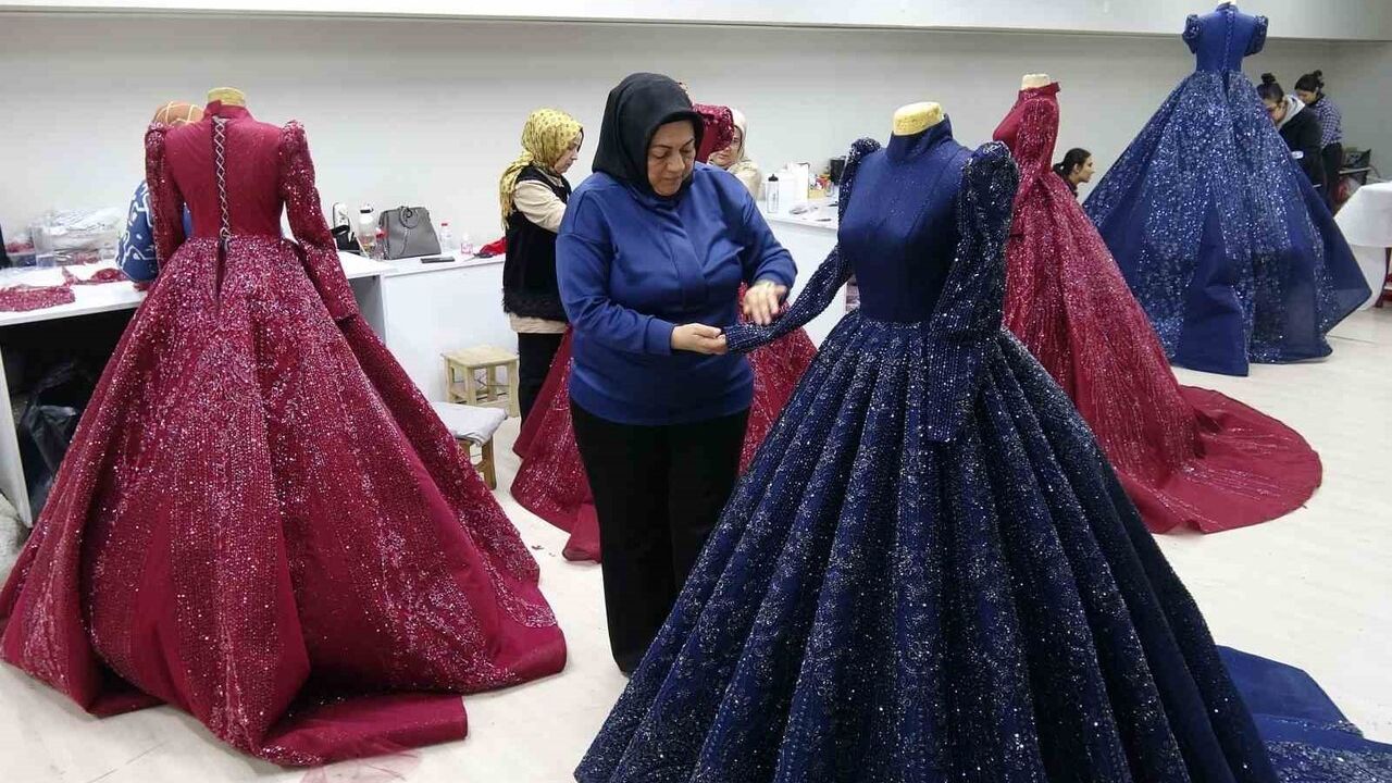 Gaziantep’te kiralık gelinlikten markaya: Nesrin Solmaz 45 kişiye istihdam sağlıyor
