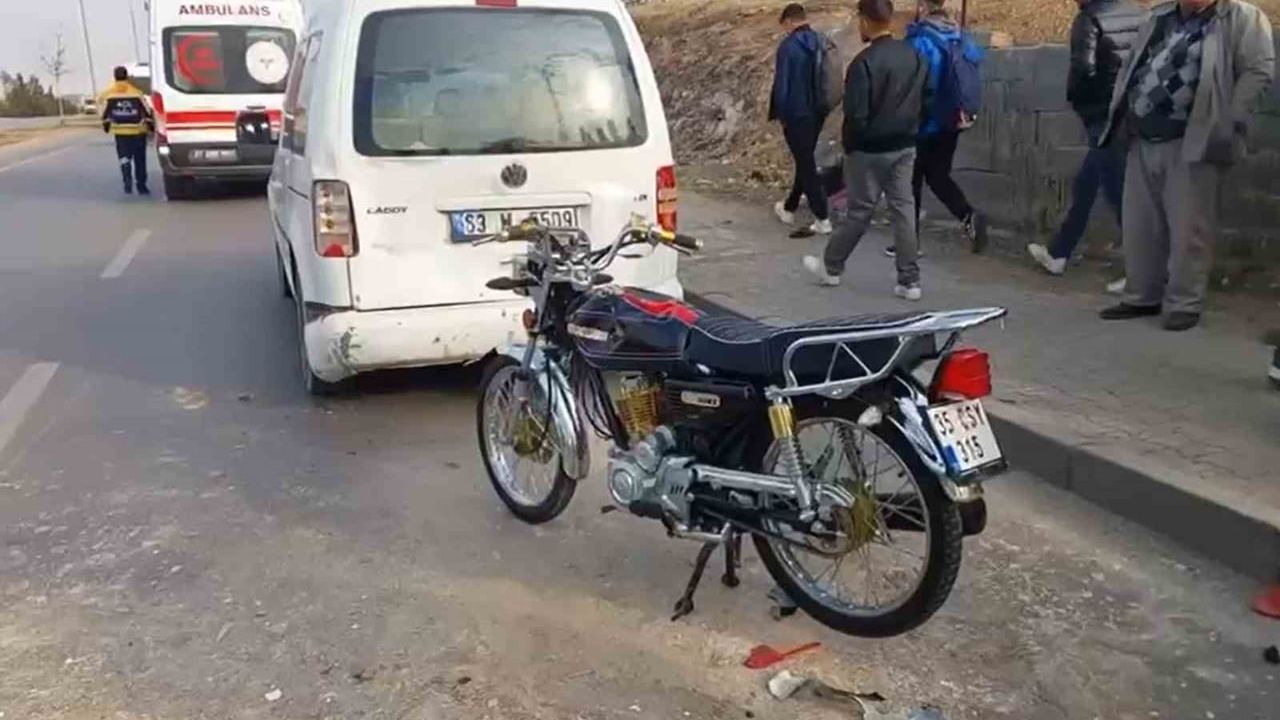 Gaziantep'te motosiklet otomobile arkadan çarptı: 2 yaralı