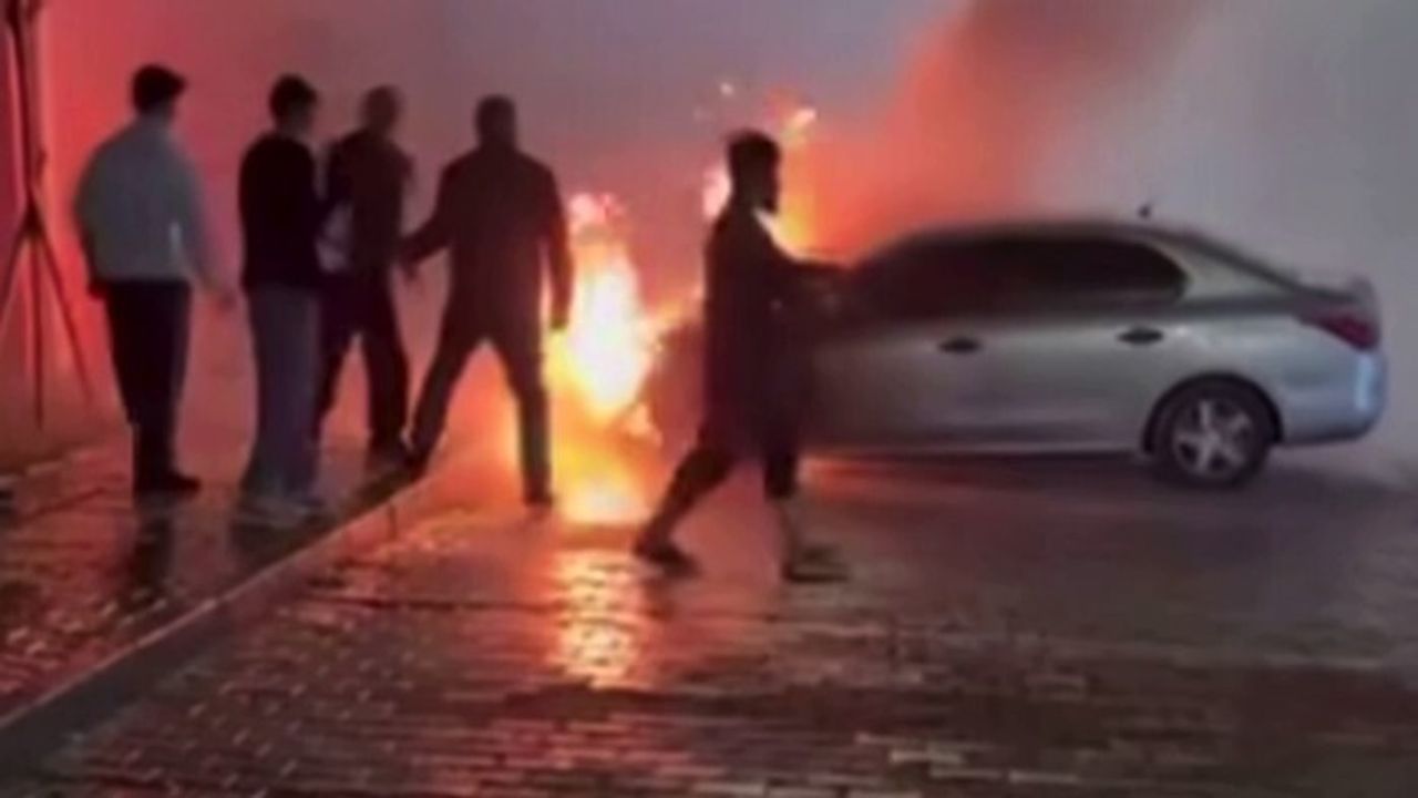 Gaziantep'te park halindeki otomobilde yangın: Karacaören Mahallesi'nde büyük hasar