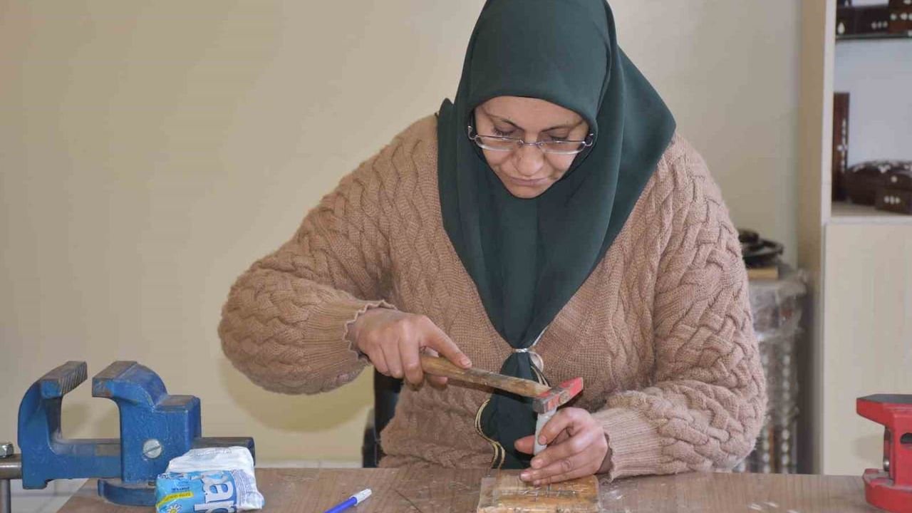 Gaziantep'te Şahinbey Belediyesi kadınlara sedef kakma sanatını öğretiyor