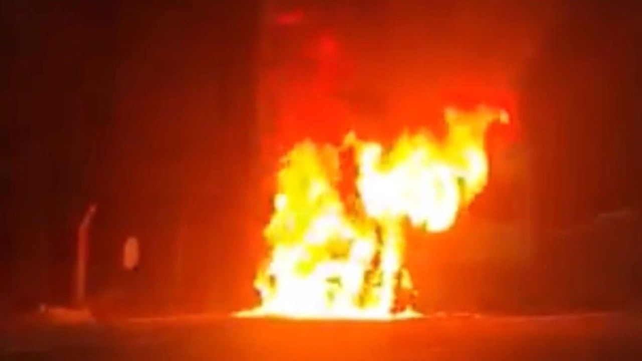 Gaziantep’te seyir halindeki işçi servisinin motorunda yangın; sürücü yolcuları tahliye etti