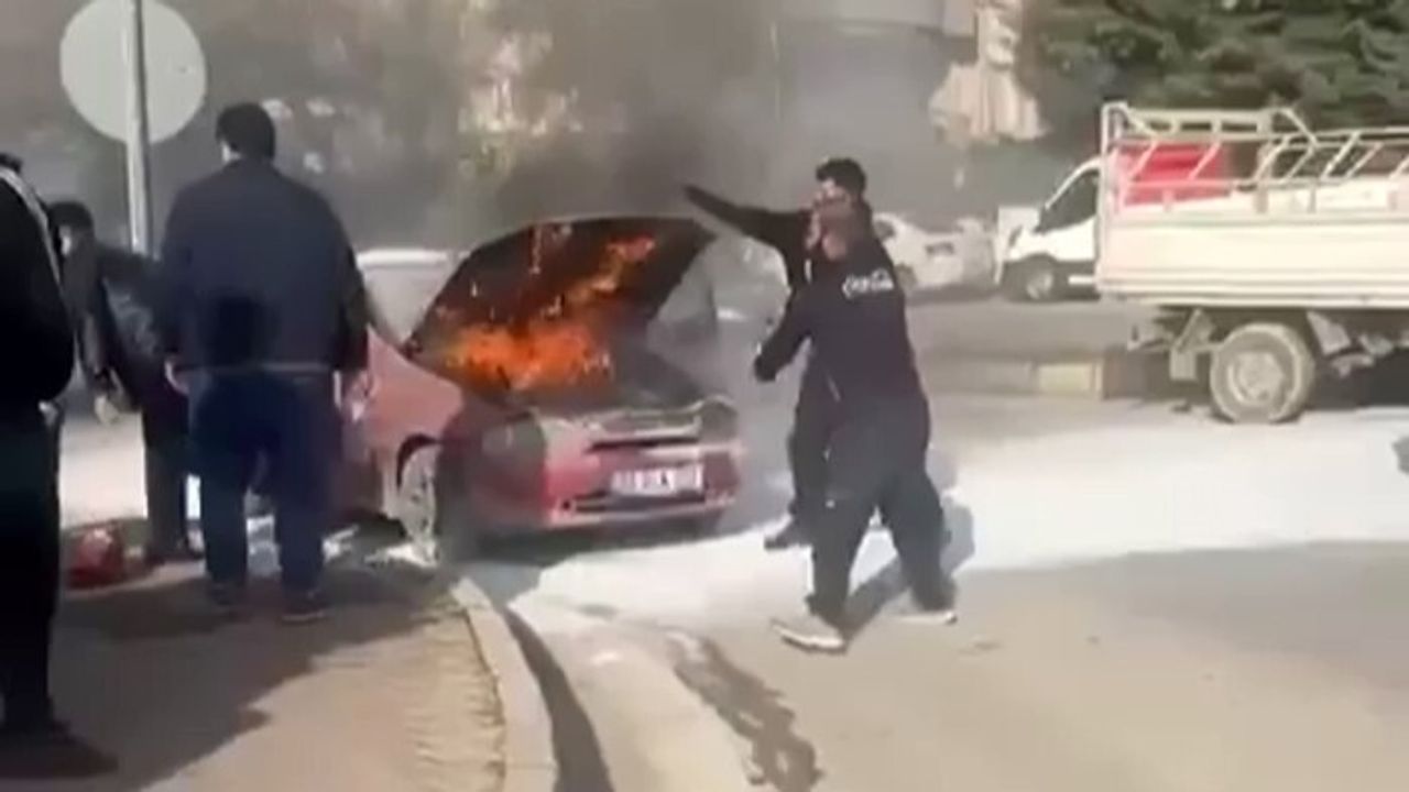Gaziantep'te seyir halindeki otomobilin motorunda yangın; vatandaşlar söndürdü