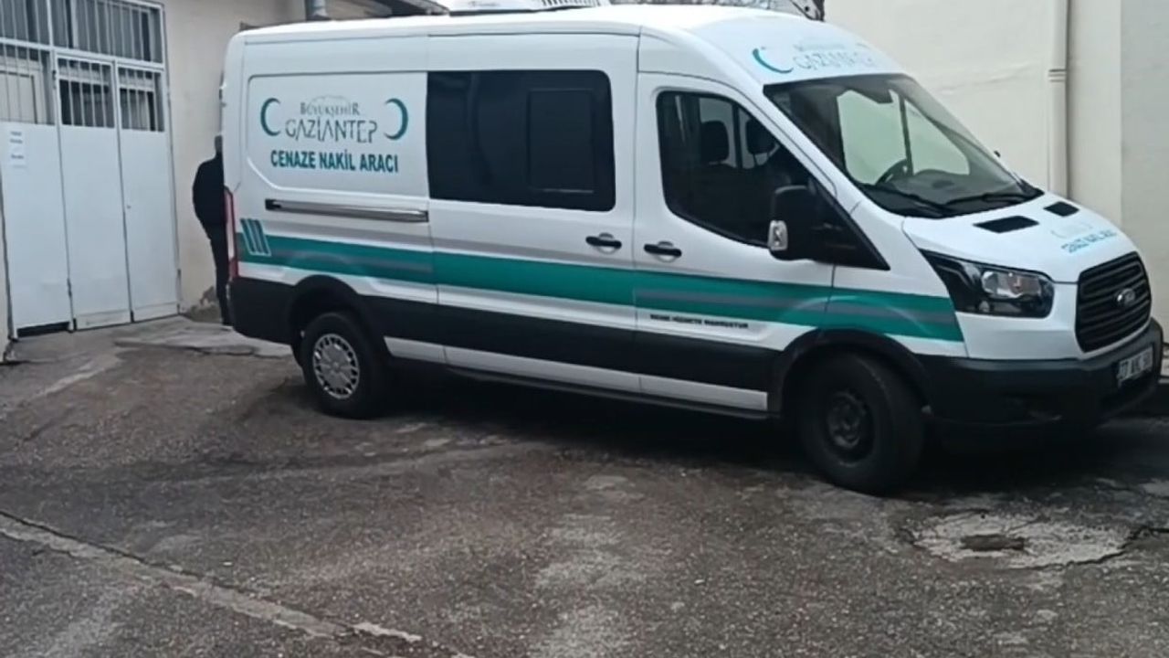 Gaziantep'te TAG Otoyolu Nurdağı gişelerinde bariyere çarpan otomobil alev aldı, sürücü hayatını kaybetti