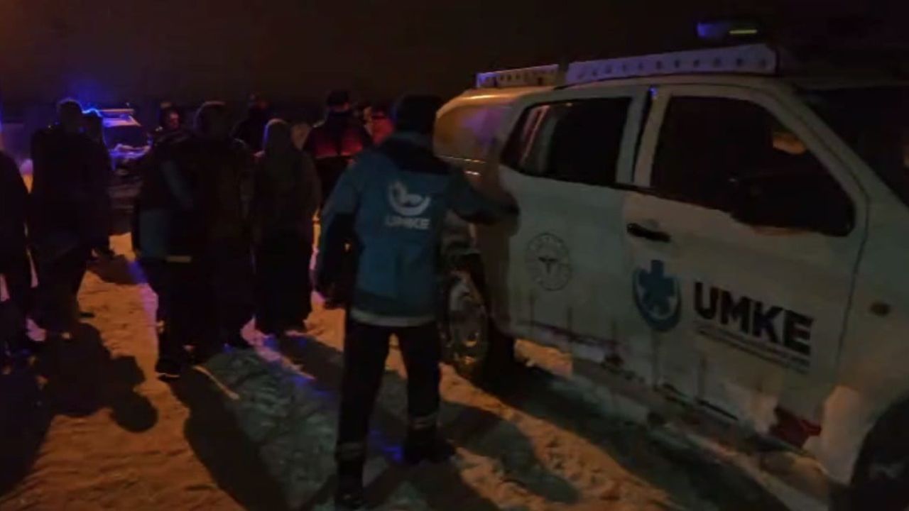 Gaziantep'te UMKE, karlı yolları aşarak 40 haftalık hamileyi hastaneye yetiştirdi