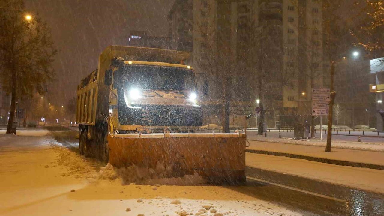 Gaziantep'te Yoğun Kar Yağışı: Büyükşehir Belediyesi 198 Araç ve 716 Personelle Sahada