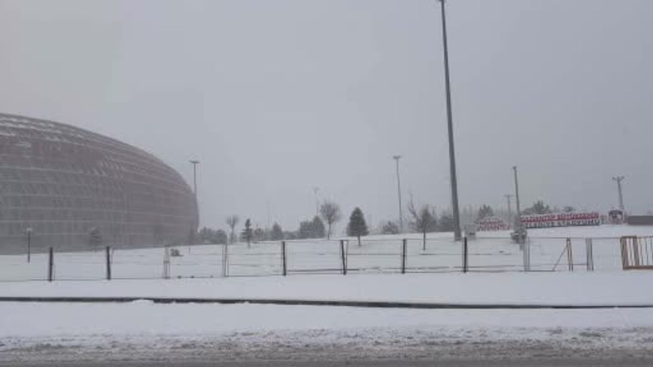 Gaziantep’te Yoğun Kar Yağışı: Havalimanı Uçuşları İptal, Belediyeler Seferber