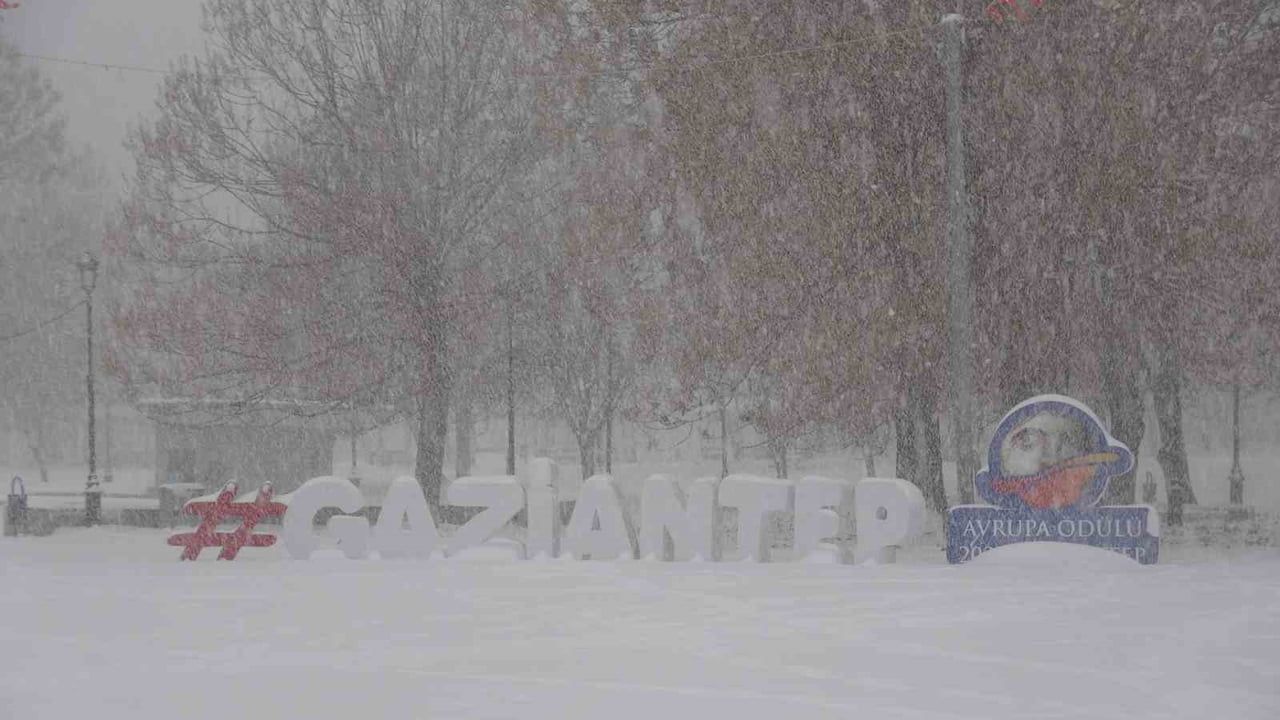 Gaziantep’te yoğun kar yağışı: Okullar tatil, ulaşımda tedbirler artırıldı