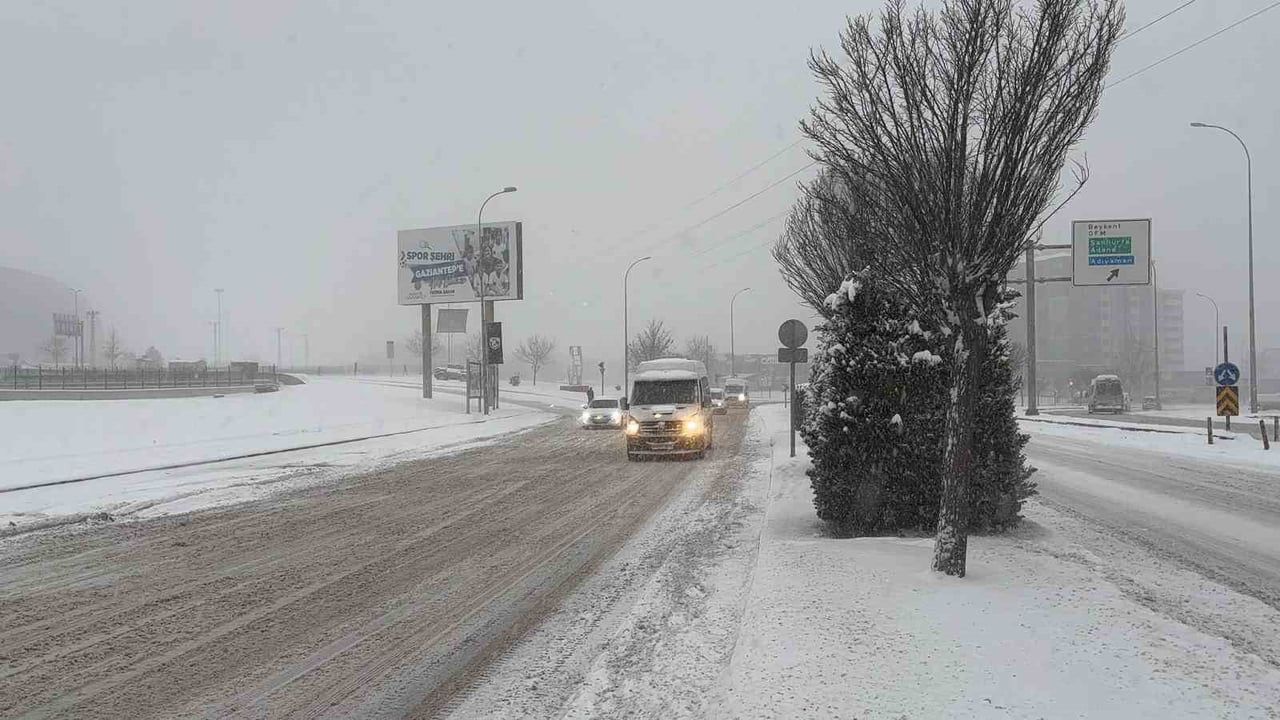 Gaziantep'te yoğun kar yağışı: Yollar açma çalışmaları ve havalimanı iptalleri