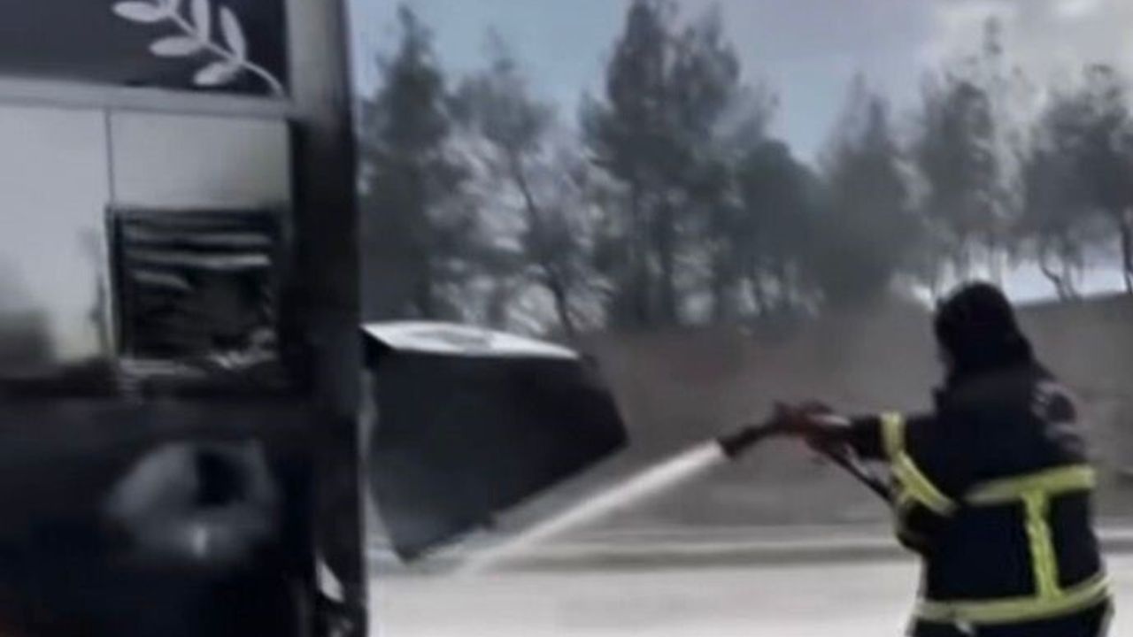 Gaziantep'te yolcu otobüsünün motor kısmında yangın: Yolcular tahliye edildi, itfaiye söndürdü