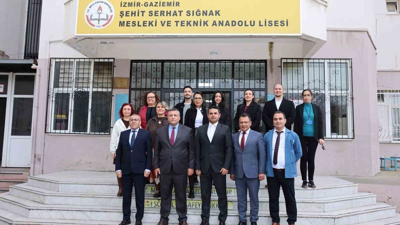 Gaziemir'de firmalardan okullara bilgisayar bağışı: 17 bilgisayar Mesleki ve Teknik Anadolu Lisesi'ne teslim edildi