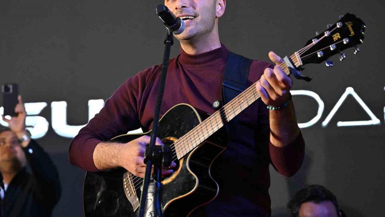 Gaziosmanpaşa 1. Hamsi Festivali'nde Başkan Vekili Eray Karadeniz'den Gitar Sürprizi