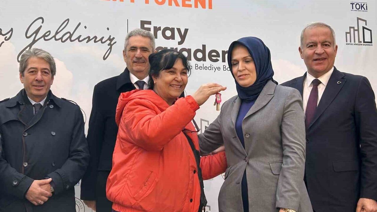 Gaziosmanpaşa'da Yeni Mahalle Evleri kentsel dönüşüm konutları sahiplerine teslim edildi