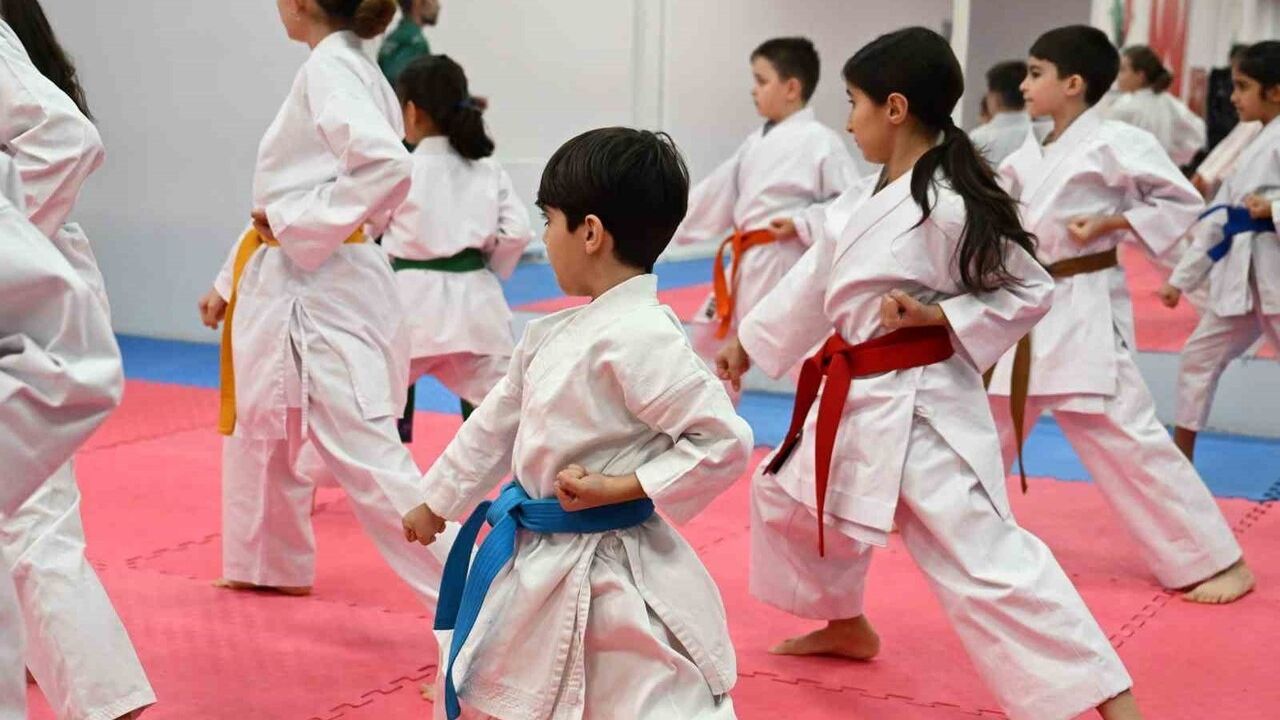 Gaziosmanpaşalı 7 yaşındaki Kaan Ayaz Taç, çifte şampiyonluğa ulaştı