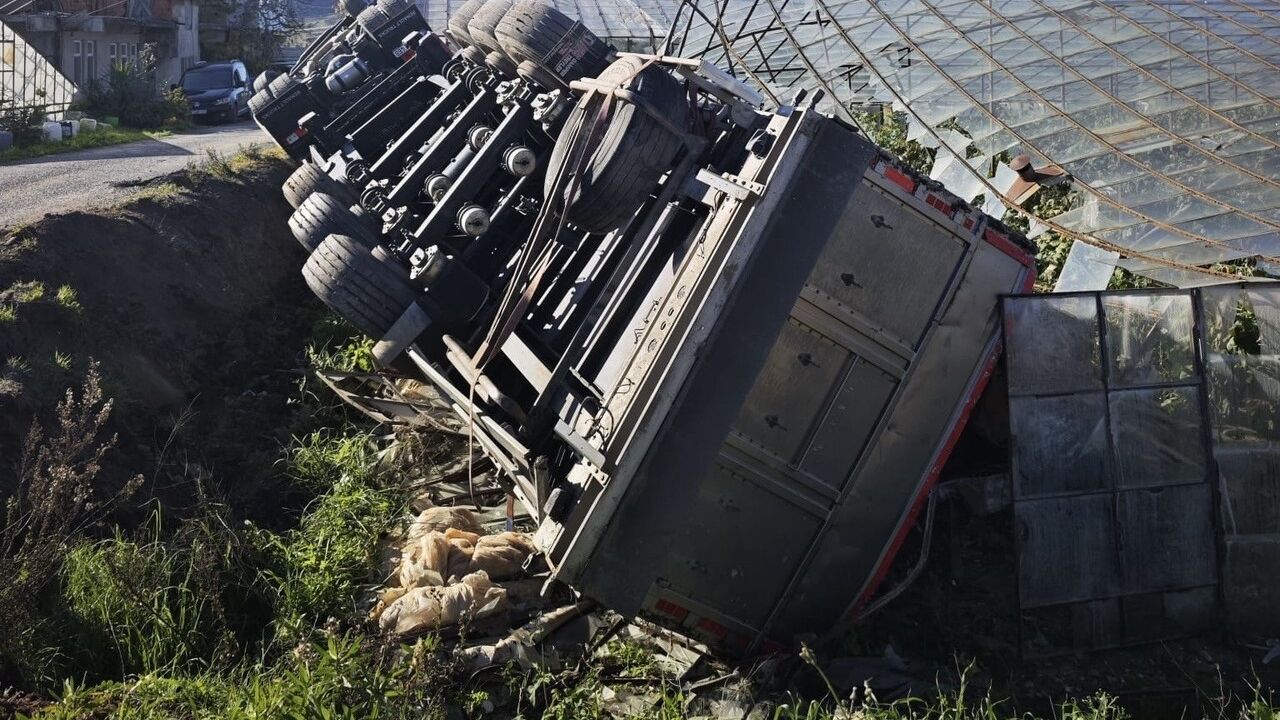 Gazipaşa Çobanlar Mahallesi'nde kamyon devrildi; sürücü Recep Y. yaralandı