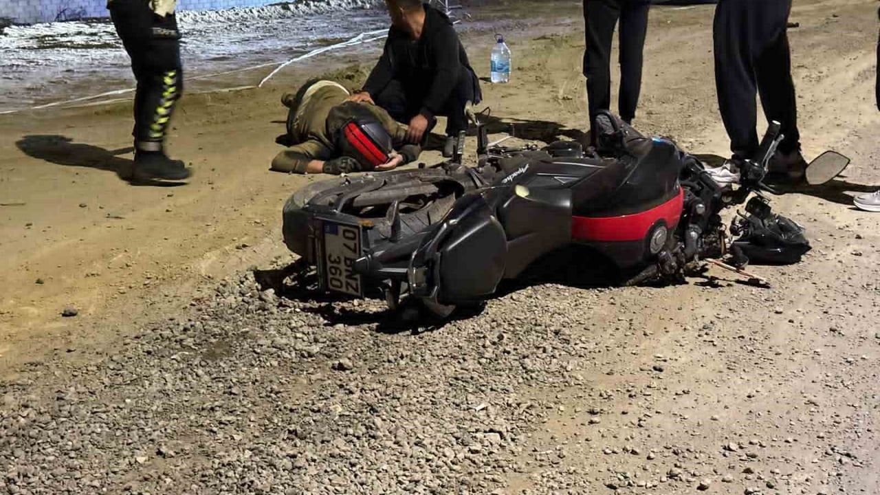 Gazipaşa'da alkollü motosiklet sürücüsü direksiyon hakimiyetini kaybedip yaralandı