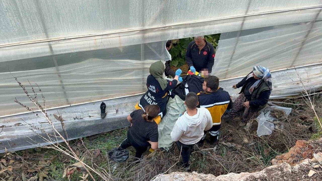Gazipaşa'da serasının yanındaki 7 metrelik duvardan düşen çiftçi yaralandı