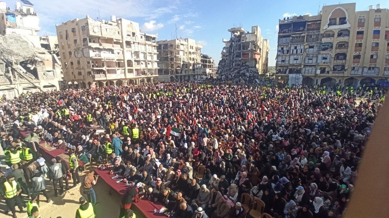 Gazze'de 54 çift savaşın gölgesinde dünya evine girdi