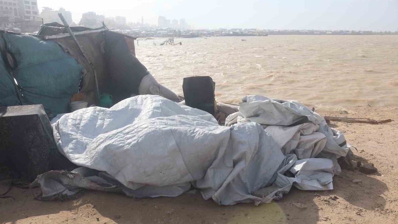 Gazze'de şiddetli fırtına binlerce yerinden edilmiş Filistinlinin çadırlarını kullanılamaz hale getirdi