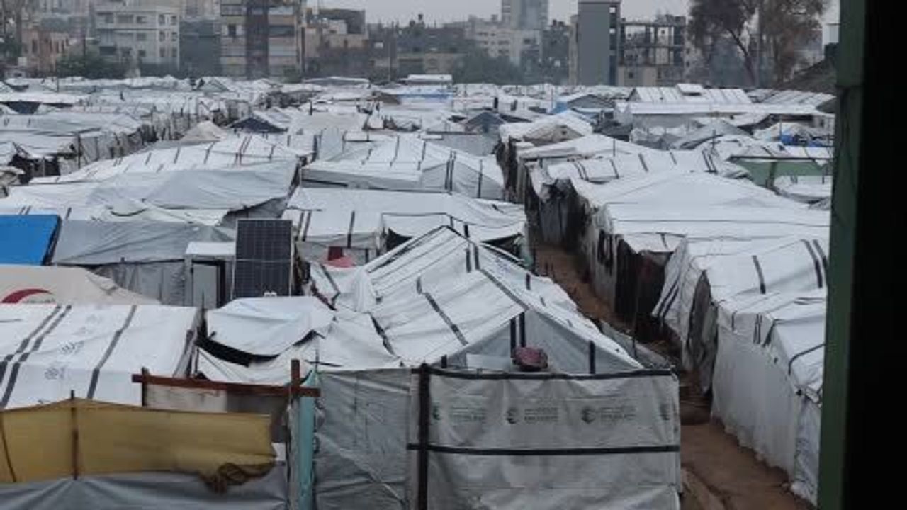 Gazze’de şiddetli yağışlar çadırlardaki yerinden edilenleri vurdu