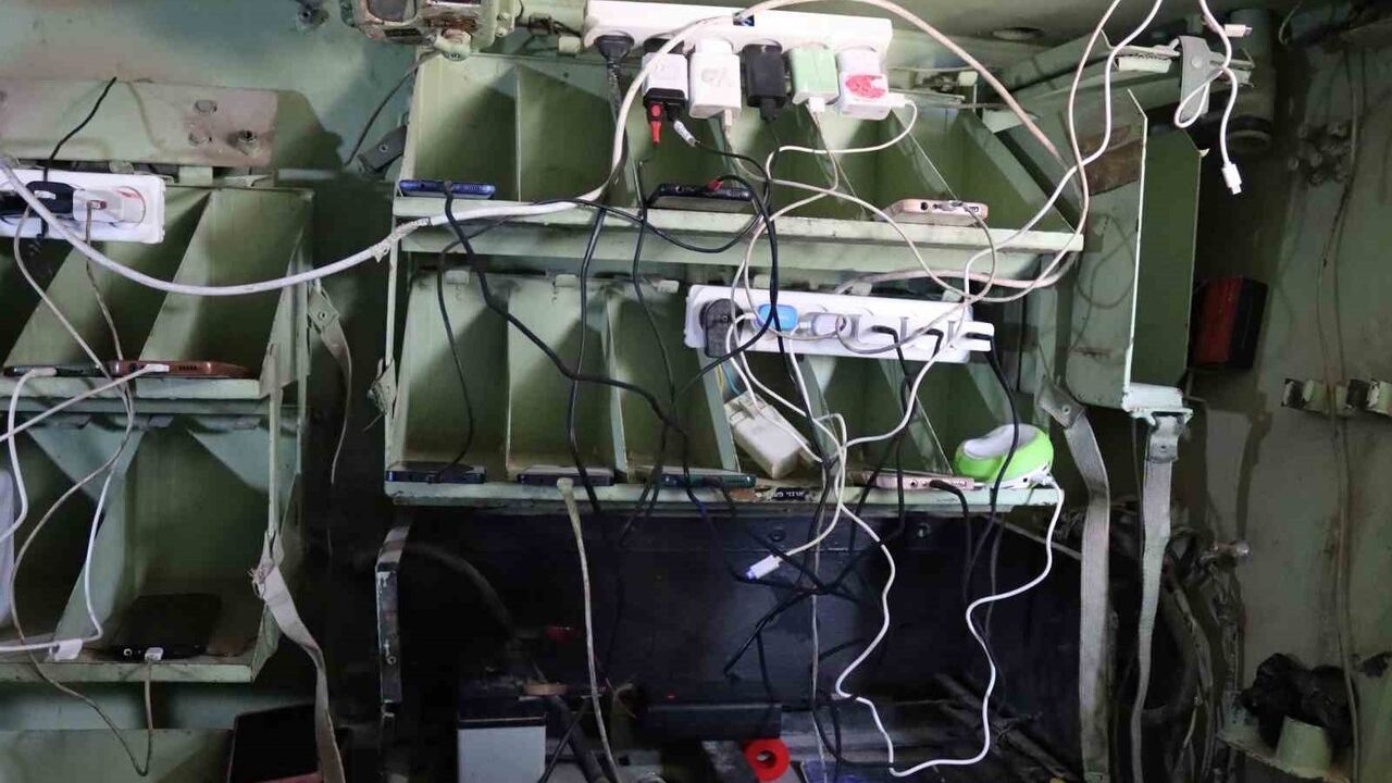 Gazze'de Yahya Hajij, terk edilmiş İsrail zırhlı aracını güneş enerjili telefon şarj istasyonuna dönüştürdü