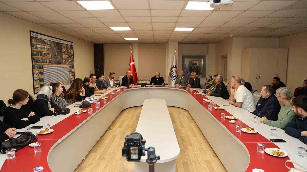 Gebze Belediye Başkanı Zinnur Büyükgöz, yıkım kararı verilen Yıldız Apartmanı mülk sahipleriyle görüştü