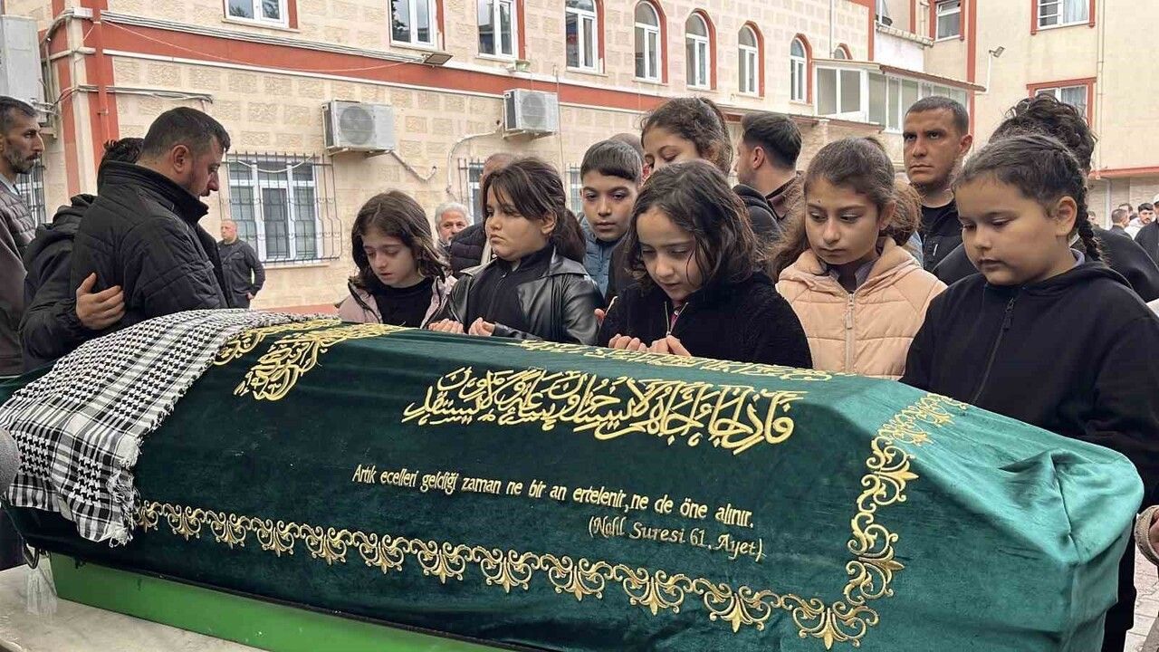 Gebze'de okul çıkışında servis minibüsünün çarptığı 10 yaşındaki Miraç İslam Efe defnedildi