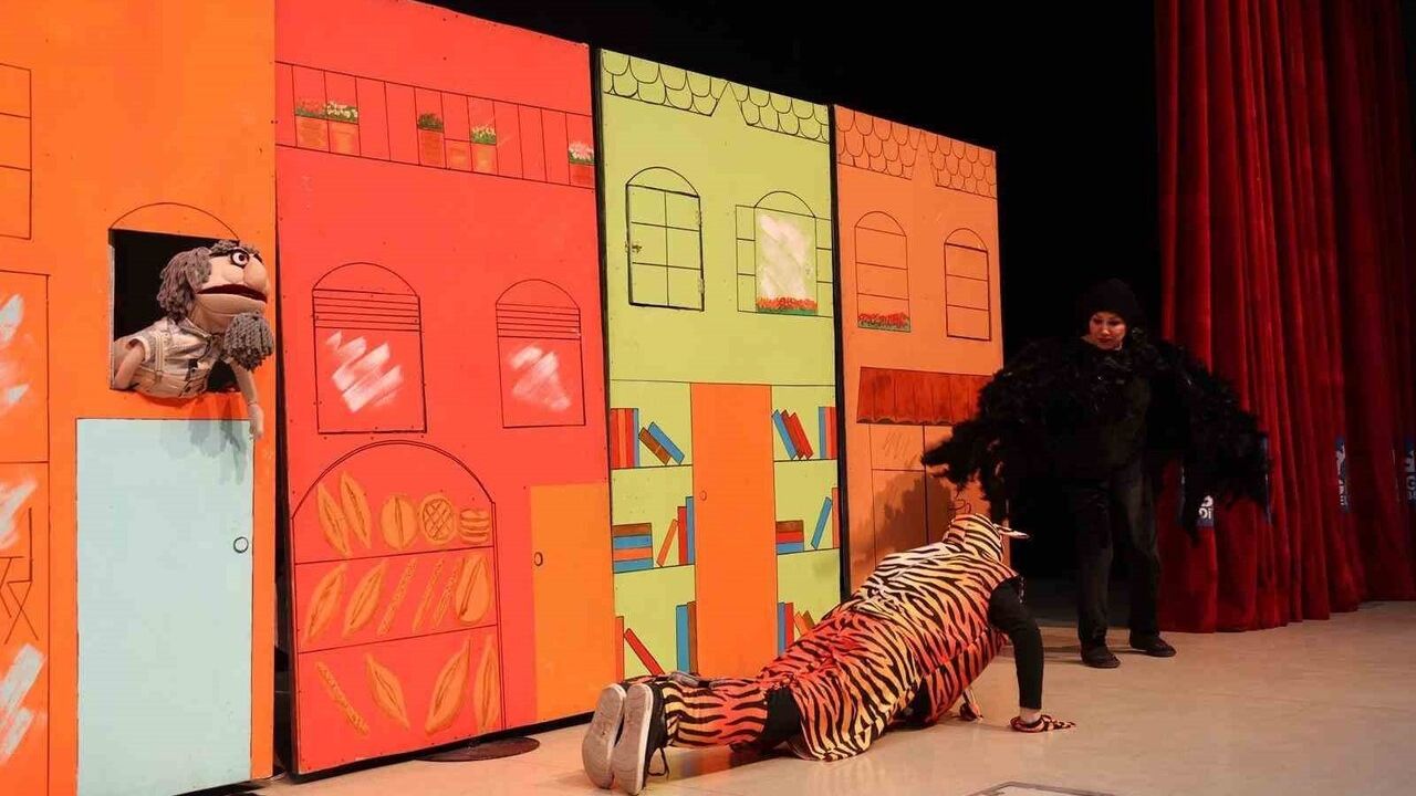 Gebze'de 'Renkli Çoraplı Kuzgun' çocuk oyunu izleyiciyle buluştu