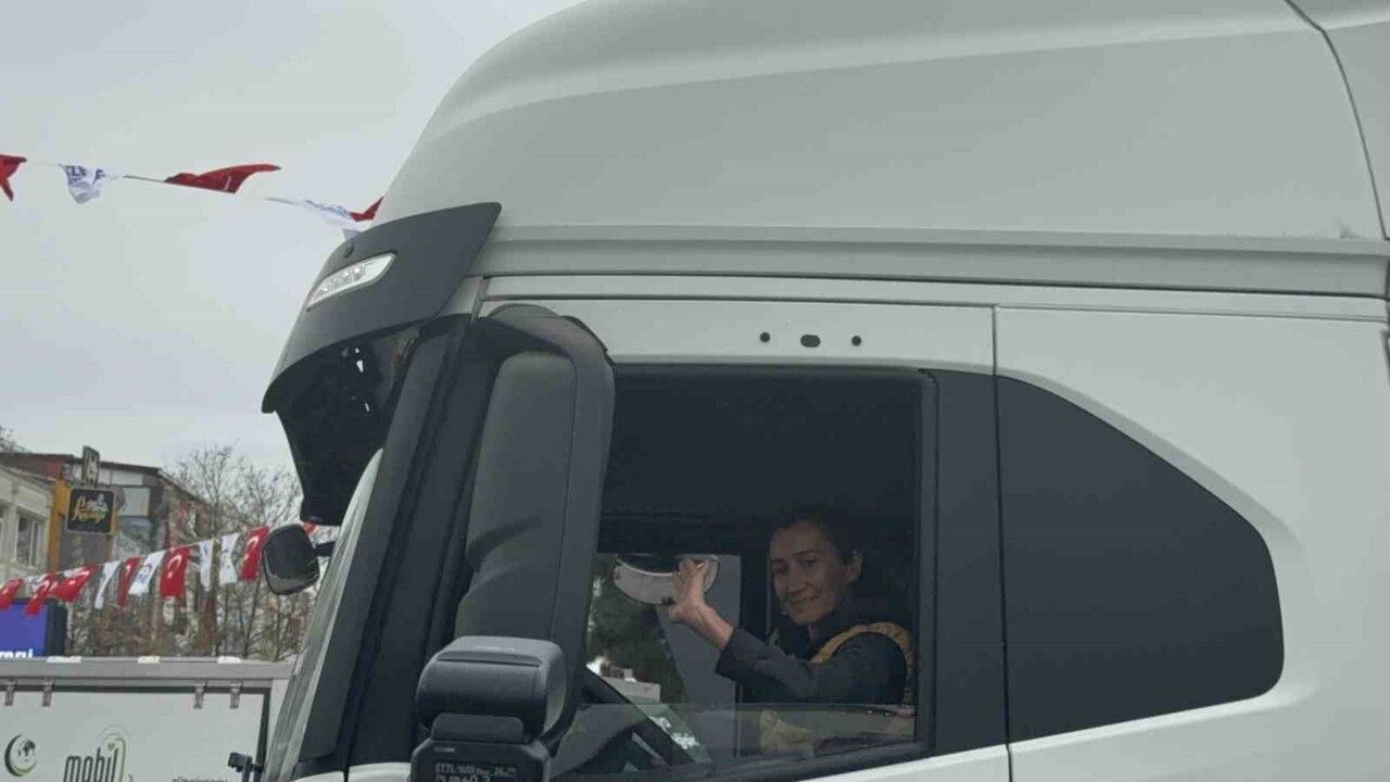 Gebze'den Sudan'a 10 Tır İnsani Yardım: 'Kardeş Eli' Konvoyuna Kadın Şoför Önderlik Etti