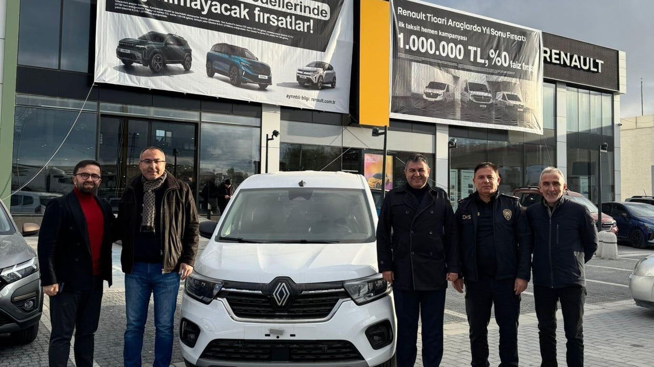 Gediz Emniyetine Dernekten Sıfır Kilometre Araç Bağışı