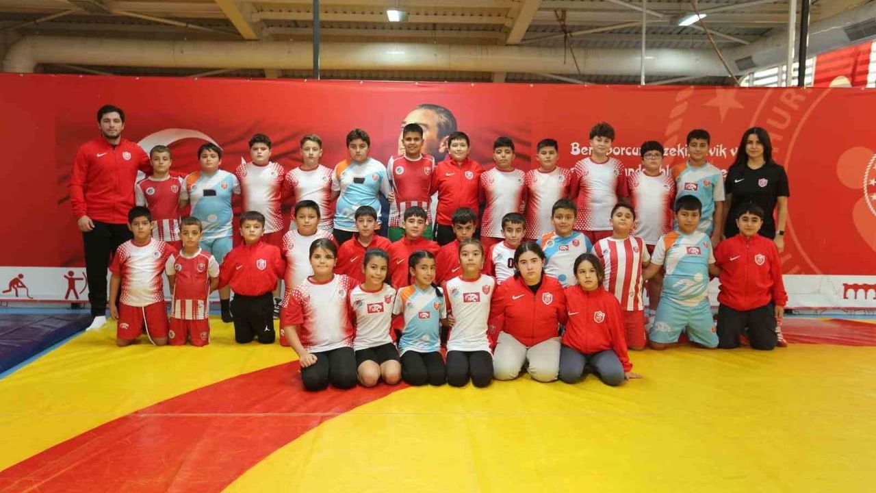 Geleceğin güreşçileri Kepez’te yetişiyor: Kepez Belediyespor altyapısı 2025’te şampiyonluğa ulaştı